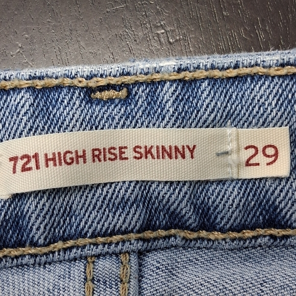 Levis 721 Hifh Rise Cut Off''s      Size 29 - Picture 5 of 5